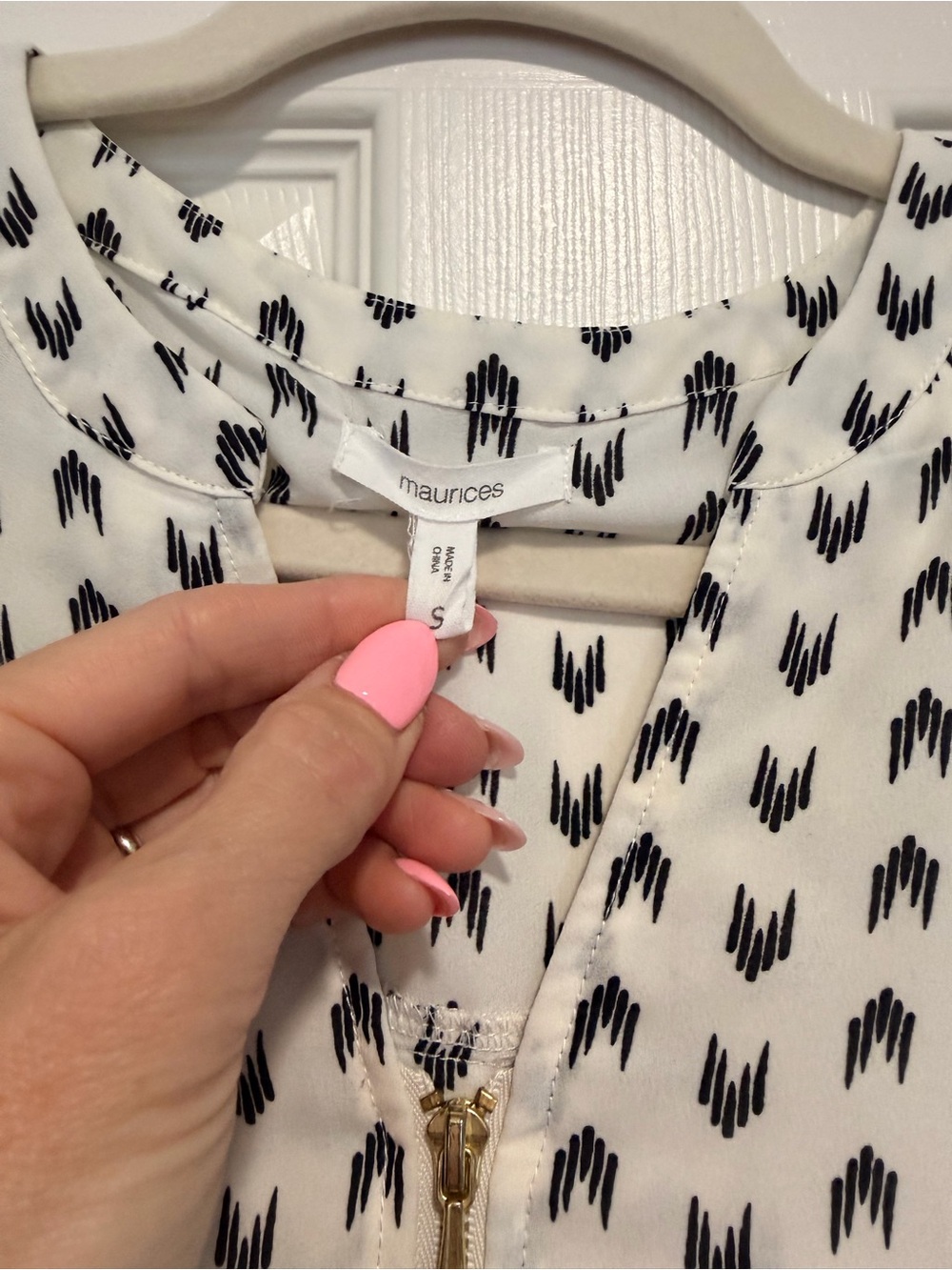 Maurices White & Black Printed Zip Front Blouse – Size Small - Picture 4 of 6